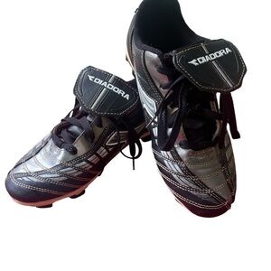 Diadora youth Black and Silver soccer cleats kids cleats size 6